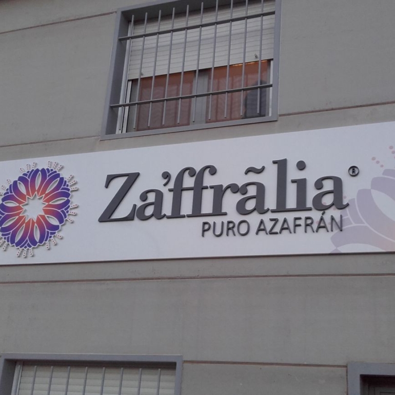 LETRAS RECORTADAS EN PVC DE 10 Y 19 MM. EN COLOR NATURAL ( Blanco y Negro ) Y LACADAS EN COLOR A ELEGIR (13)
