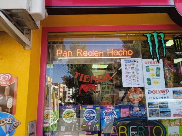 Letras de neon en el que pone Pan recién hecho