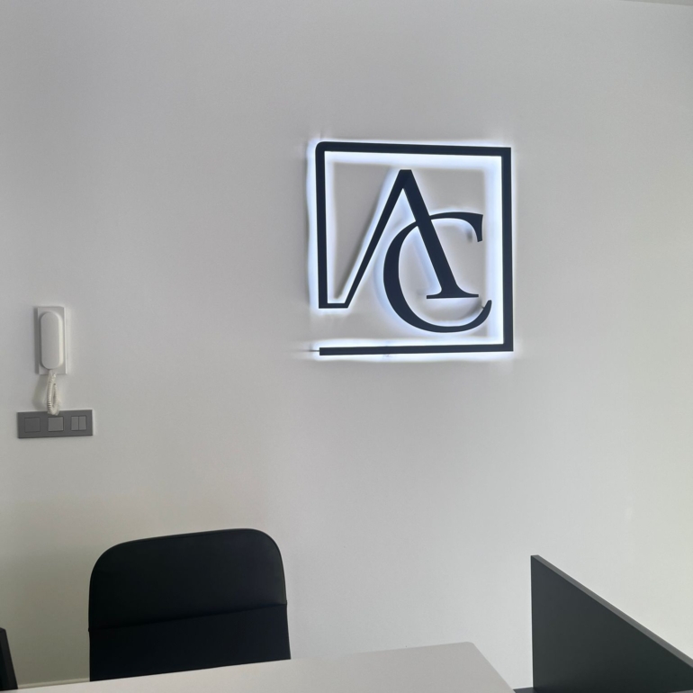 ABOGADA ALIAGA (TOMELLOSO) (2) Letras pvc negras con iluminación encendida